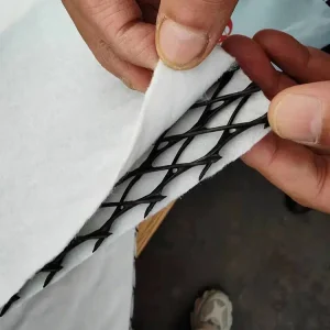Open mesh layers of a drainage geocomposite